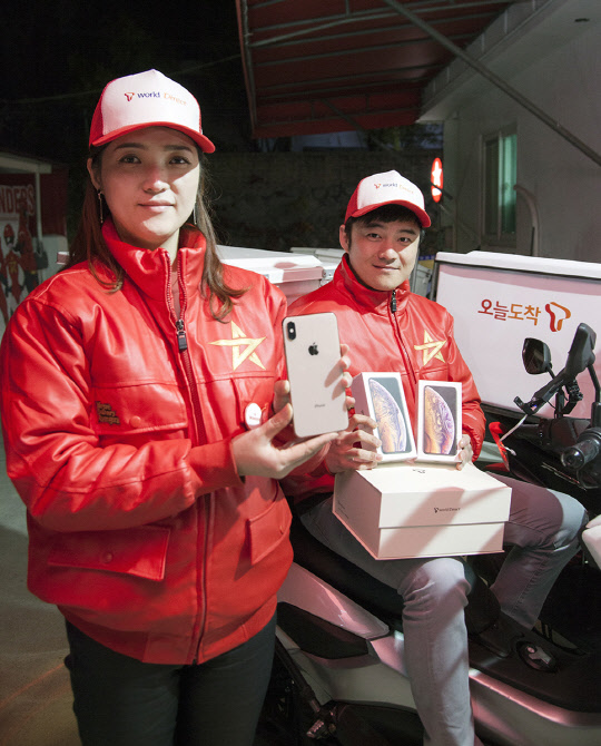 SK텔레콤은 전국 대리점과 공식온라인몰 'T월드다이렉트'에서 2일 아이폰 XS·XS Max 개통을 시작했다. 오늘 도착 전문 기사가 아이폰 개통 서비스를 준비하고 있다. SK텔레콤 제공